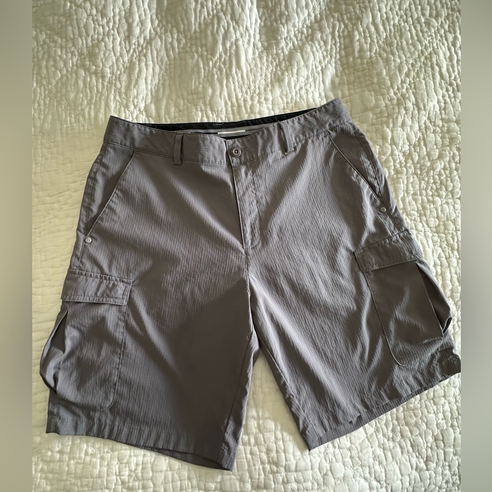 Oakley Men Cargo Shorts. Color grey. Size 34